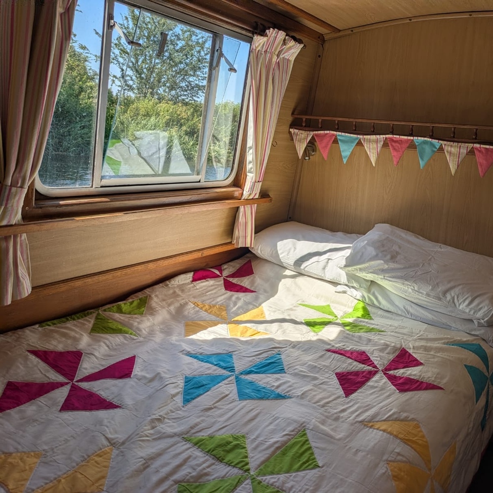 Narrowboat Scruffy Fox (bedroom)
